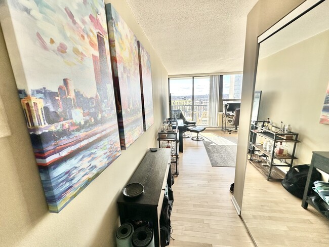 Foto del edificio - 2740 N Pine Grove Ave