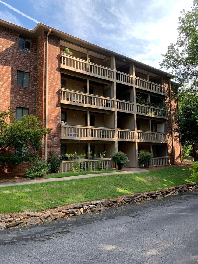 Building Photo - 1 Bedroom condo- Steps away from UGA! Available early August 2026