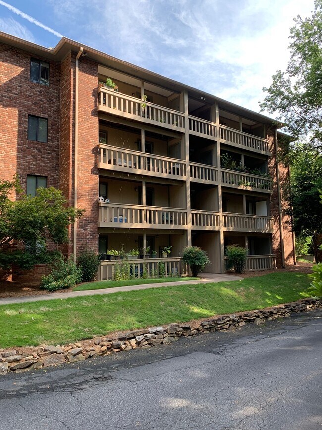 Foto del edificio - 1 Bedroom condo- Steps away from UGA! Available early August 2026