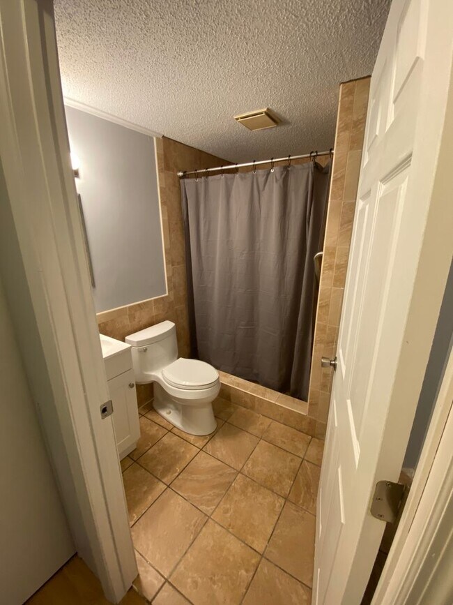 Foto del edificio - Charming 1 Bed, 1 Bath Condo Near University