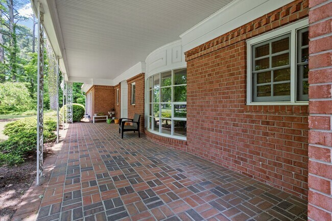 Foto del edificio - Beautiful brick home on a 1-acre lakefront...