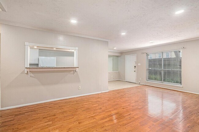 Building Photo - 355 N Post Oak Ln