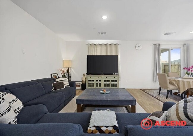 Foto del edificio - Modern 3 Bed, 2 Bath Home with Solar & Full Appliance Package