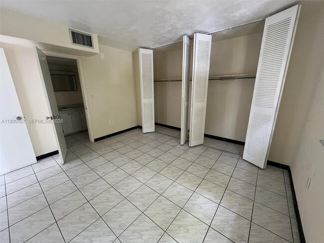 Foto del edificio - 7125 Dickens Ave