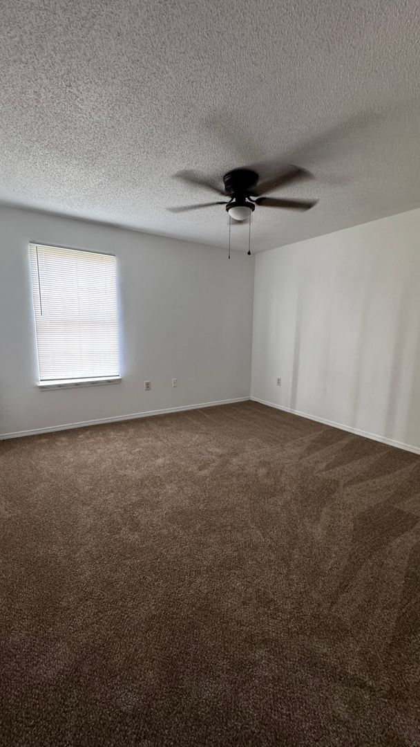 Foto del edificio - Lovely 3 Bedroom / 2 Bath Townhome - 1 Car Garage - Spacious Rooms