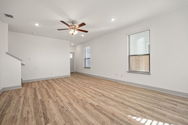 Foto del edificio - $750 Off First Month's Rent! | Like New Duplex, Gated Community!!!