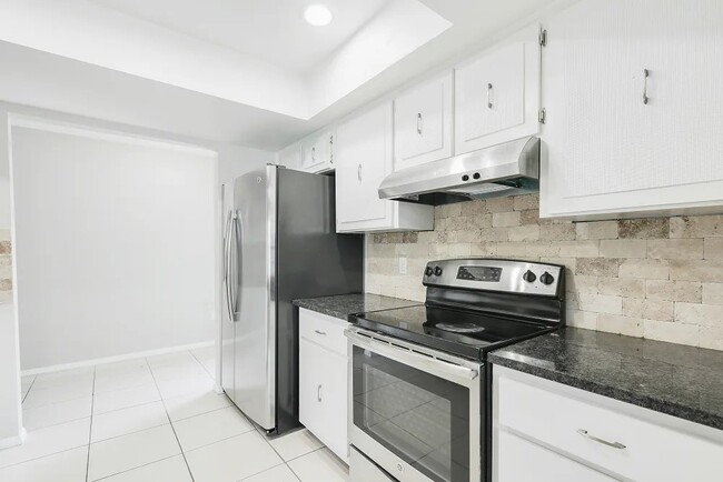Building Photo - 1303 Village Ct