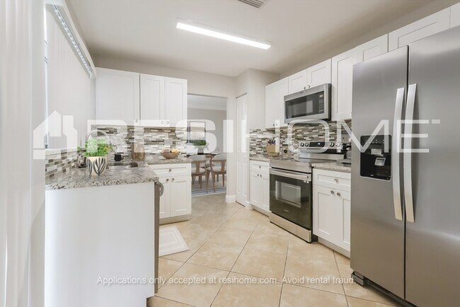 Building Photo - 9940 Spanish Isles Dr