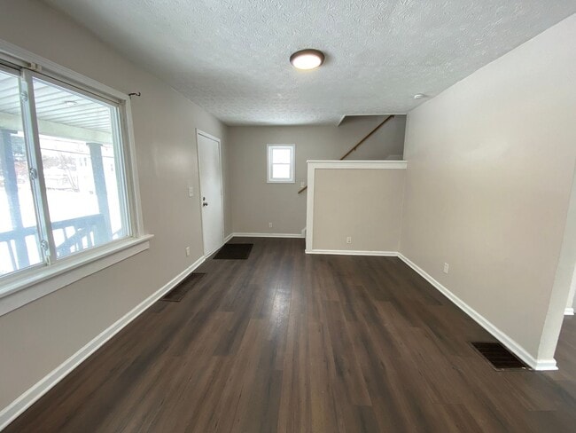 Building Photo - Spacious, Fully Updated 3BR/2BA on a Quiet Dead-End Street