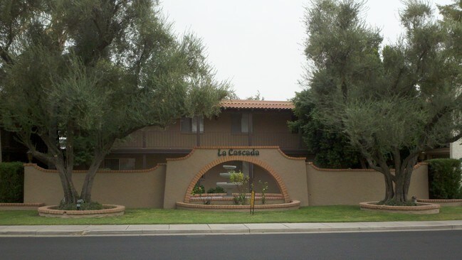 Building Photo - La Cascada