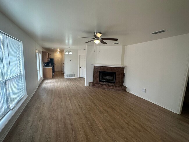 Building Photo - Wonderful updated 2/2/2 off of Milwaukee!