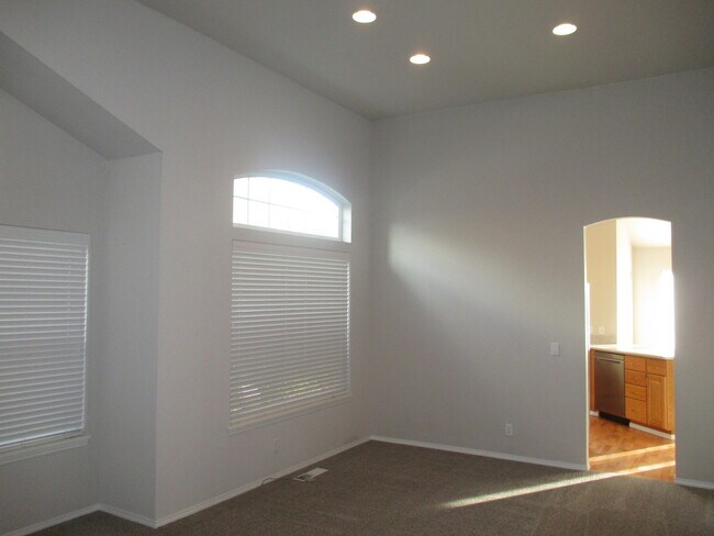 Building Photo - South Salem Home on Creekside Golf Course