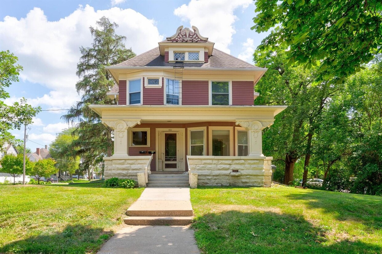 Photo - 831 College St-B