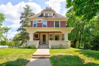 Building Photo - 831 E College St