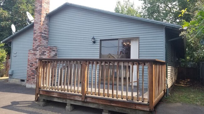 Building Photo - Spacious apartment in the heart of Hawthor...
