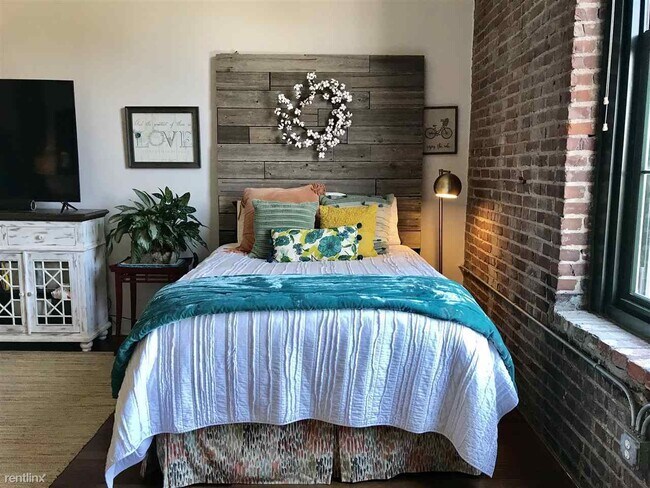 Building Photo - 1 br, 1 bath Condo - 505 Tennessee St Apt 404