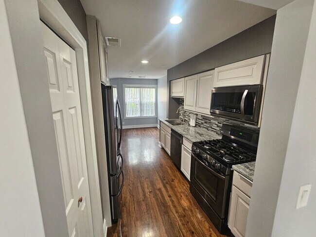 Building Photo - 1414 Hampshire Ct