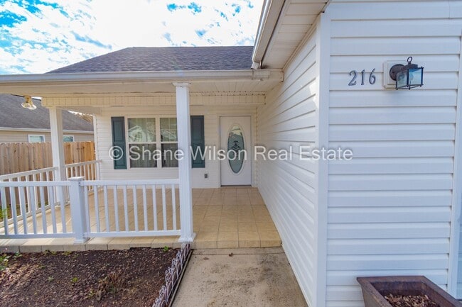 Building Photo - Charming 3-Bedroom Home Recently Renovated...
