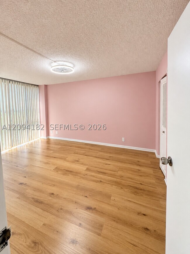 Building Photo - 17011 N Bay Rd