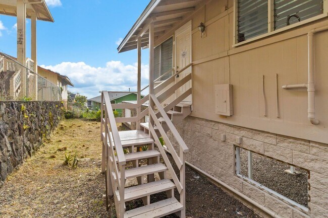 Building Photo - 1577 Pahulu St
