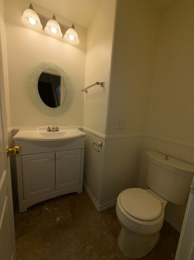 Building Photo - 4 Bedroom 2 Story Home