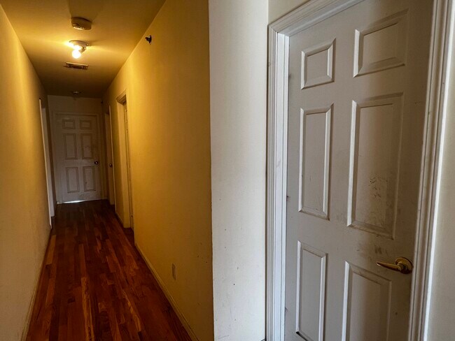 Building Photo - 376 Sip Ave