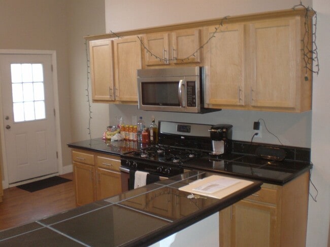 Building Photo - College Rental - South Side