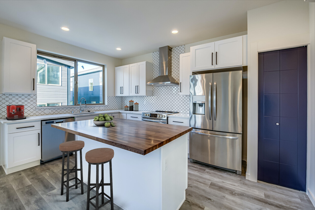 Foto principal - 5020 Fauntleroy Way SW