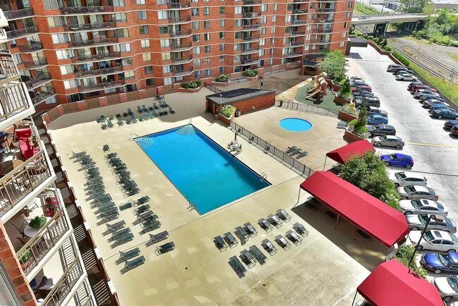 Building Photo - 2105 Harmon Cove Tower
