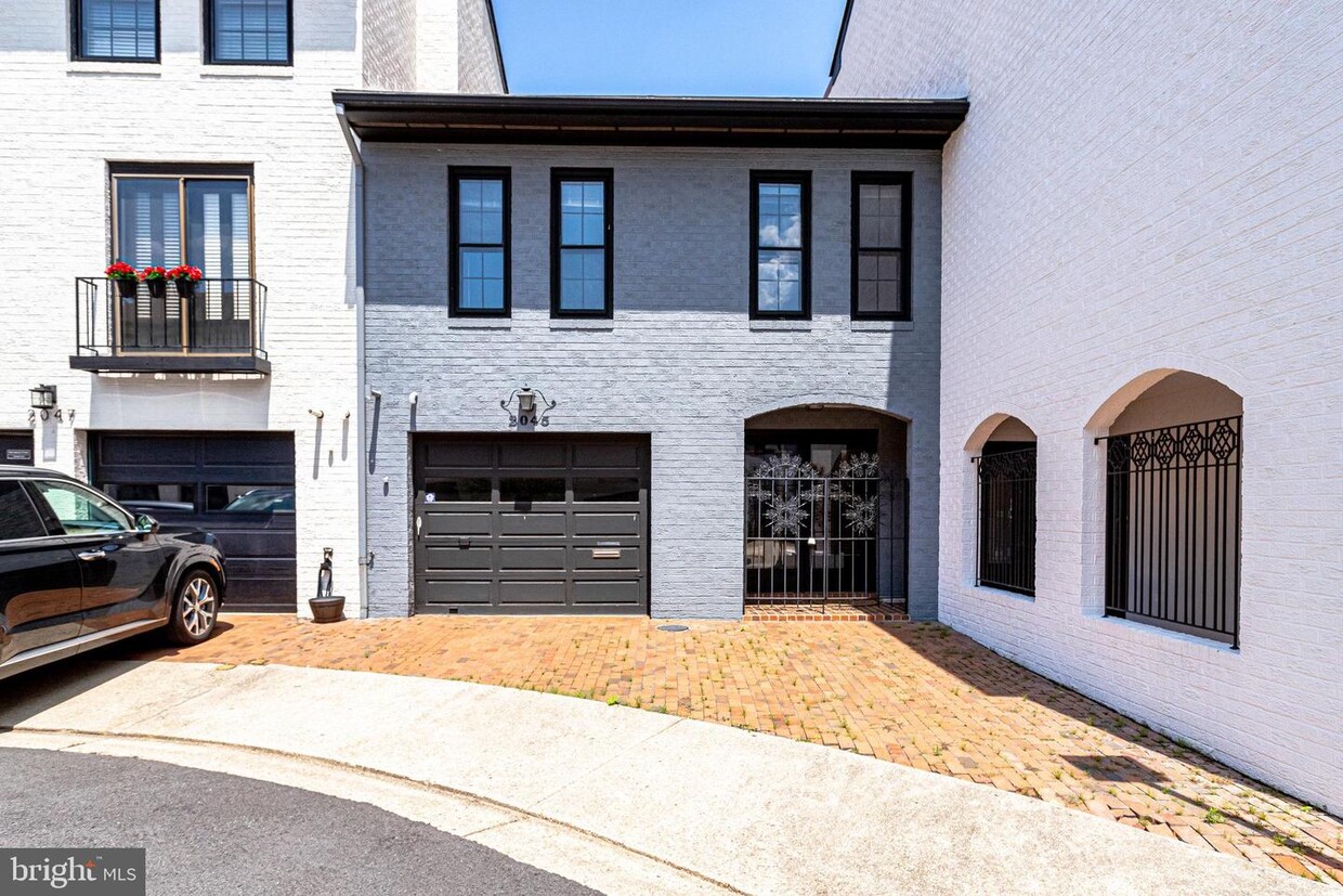 Primary Photo - 2045 N Abingdon St