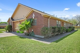 Building Photo - 9731 Youngcrest Dr