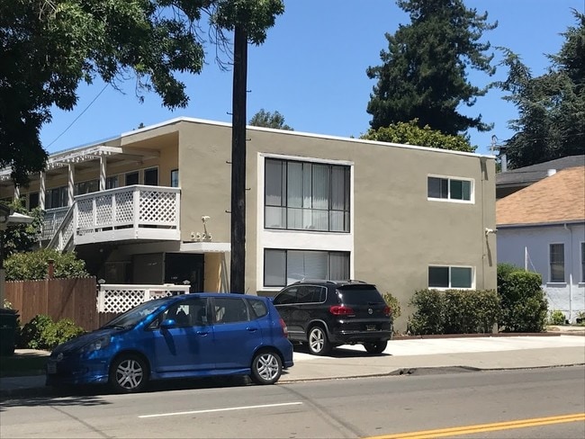 Building Photo - 5525 Claremont Ave