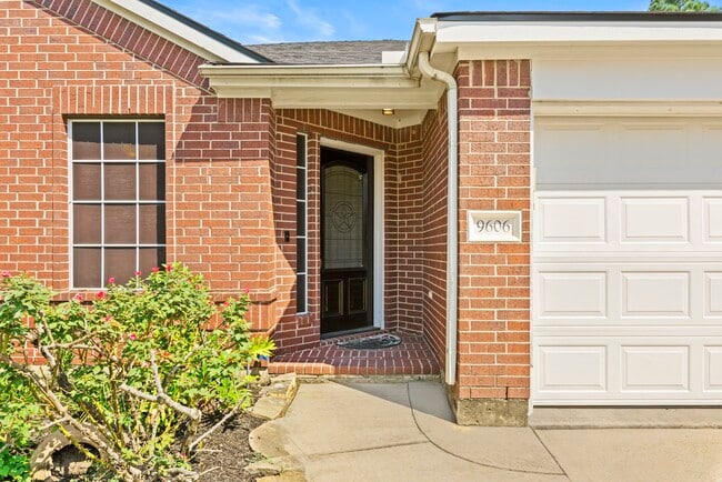 Building Photo - 9606 Babbling Spring Ct