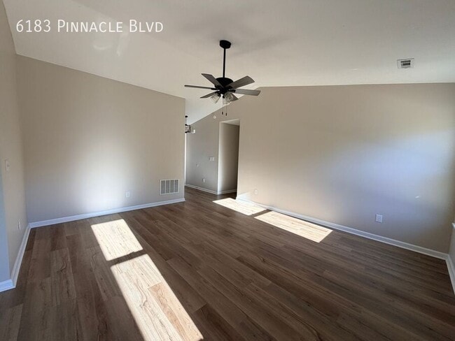 Foto del edificio - 6183 Pinnacle Blvd