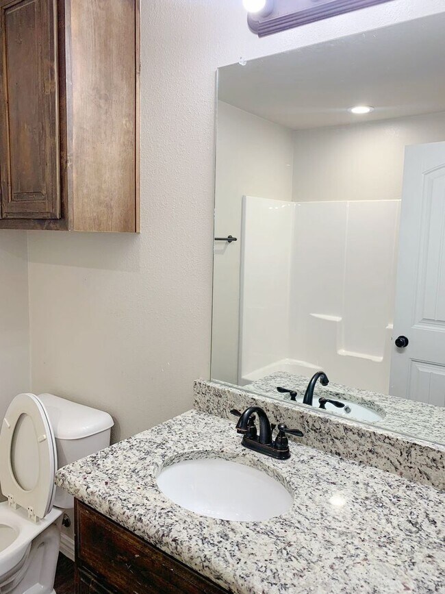 Building Photo - Spacious 3/2 Located for Convenience