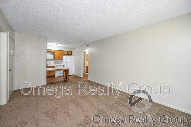 Building Photo - 425 Oakwood Ave