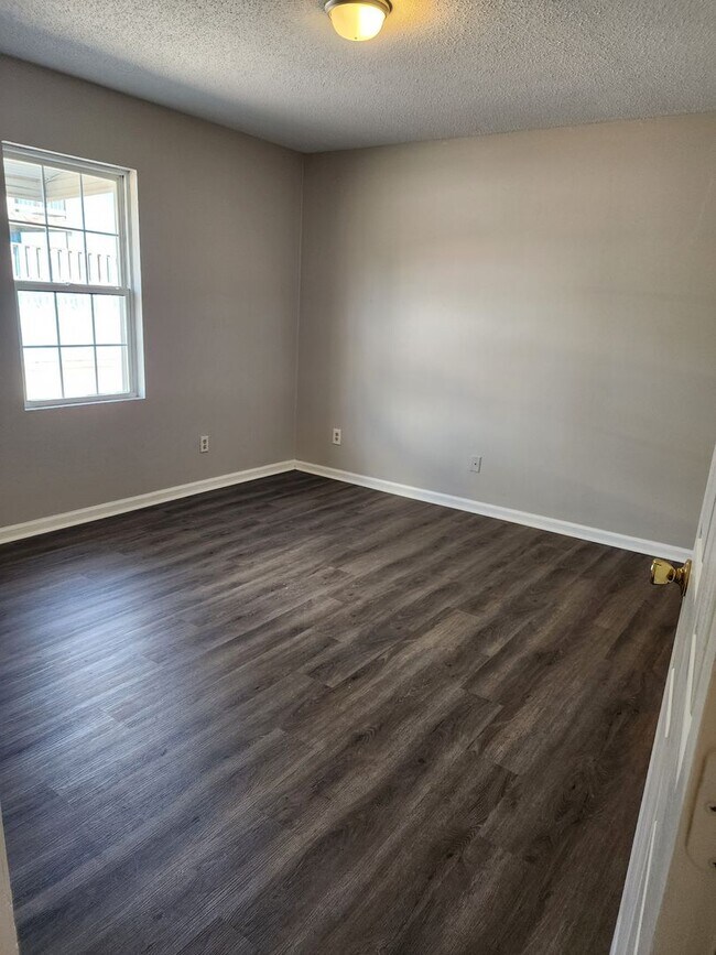 Foto del edificio - 1160 E 8th St