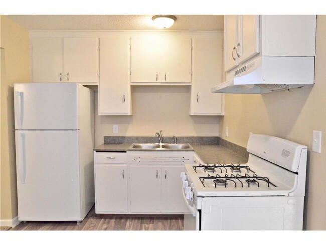 Building Photo - Large 1 bedroom side by side - Section 8 a...