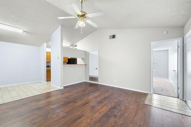 Building Photo - 6002 Parkwood Dr