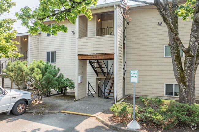 Entrada - Charbern Apts - In The Hear of Milwaukie Oregon