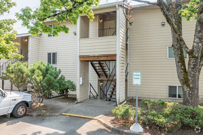 Entrance - Charbern Apts - In The Hear of Milwaukie Oregon