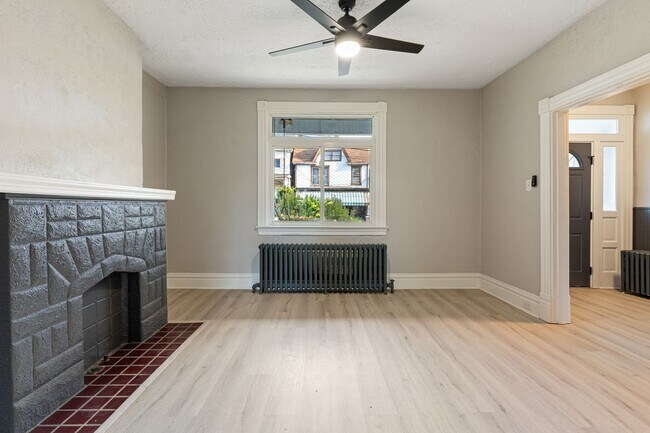 Foto del edificio - 3 bed 1.5 bath - freshly updated top to bottom, dishwasher, laundry, off street parking