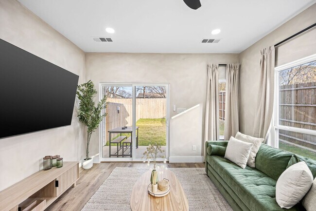 Foto del edificio - 5702 Riverside Dr