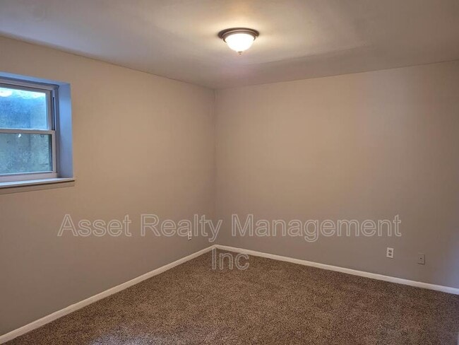 Building Photo - 805 Flanders Ln NW