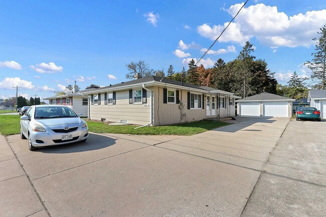 Detached Garage - 2416 E Newberry St