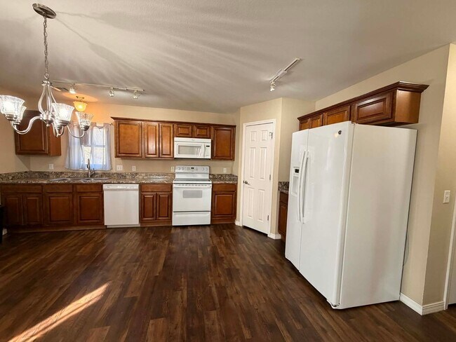 Foto del edificio - MOVE IN SPECIAL: HALF OFF FIRST MONTH RENT!! BEAUTIFUL 4 BEDROOMS/ 2.5 BATHROOMS ON 1 FULL ACRE I...