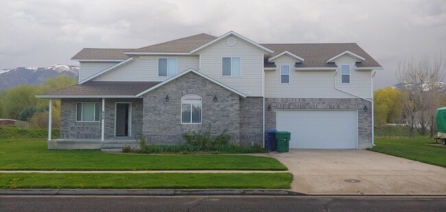 Building Photo - 936 Meadowbrook Dr