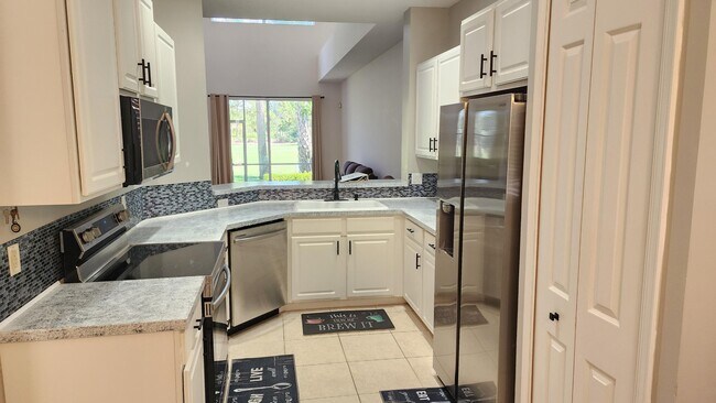 Foto del edificio - 7028 Torrey Pines Cir
