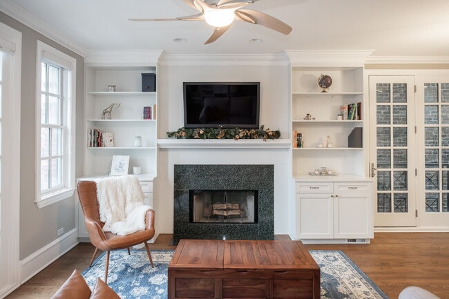 Building Photo - 3-Bed Urban Retreat with Fireplace & Granite Touches in Lincoln Park