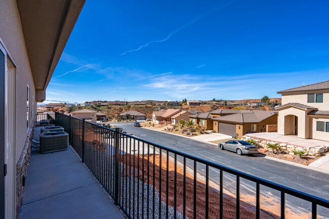 Building Photo - 3 Bedroom Townhome in Prime Washington Com...